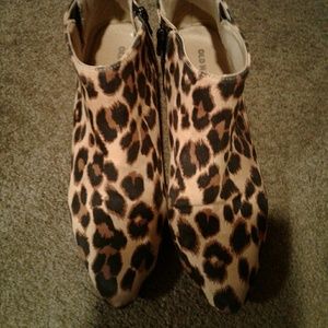 Old Navy leopard booties size 9